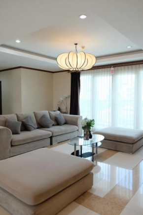 3 Bedrooms Apartment in Ekkamai,Sukhumvit